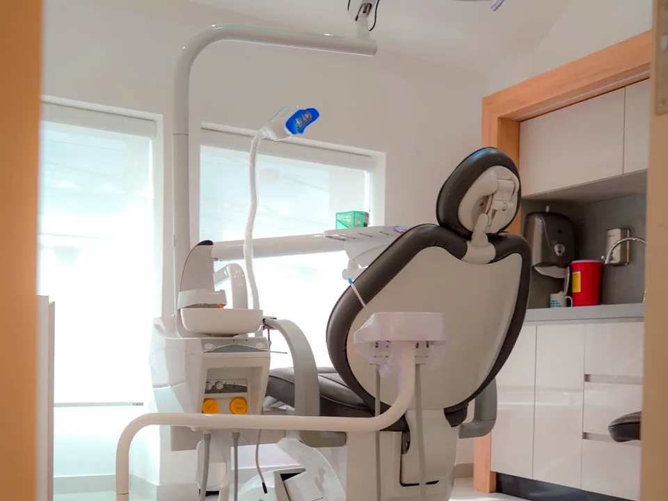 Consultorio equipado para valoración de implantes