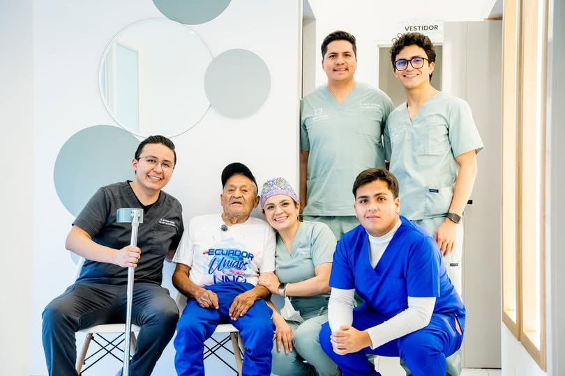 Equipo de Lopro Dent junto a un paciente en la clínica